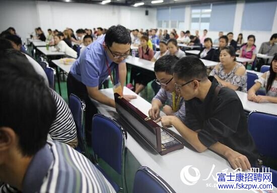 四川省檢察院禁毒宣傳走進富士康 500職工"聽課"