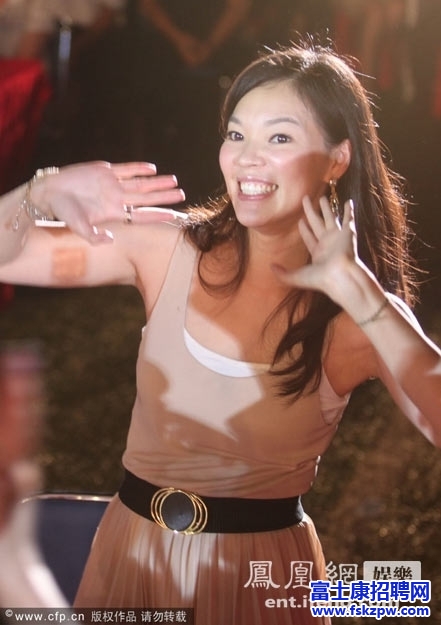 富士康辦晚會迎接大運會 郭臺銘摟妻跳勁舞(圖)