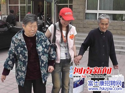 富士康高管帶領(lǐng)青年志愿者鄭州慰問老人 