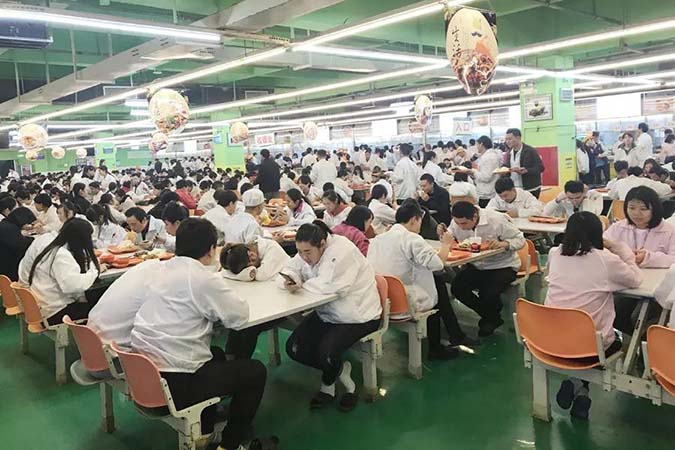 富士康園區(qū)部分員工占著餐桌不就餐，大家怎么看？