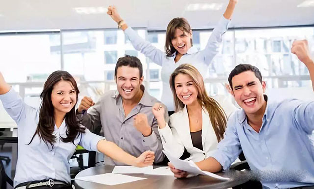 鄭州富士康國慶節(jié)假期招聘安排：9月30至10月1號放假兩天，10月2號開始正常招募，打卡55天，返費9000元。